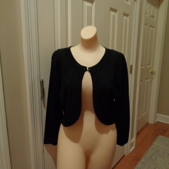 Dressy black shrug to finish off your evening wear! Timeless and classic - Picture 3 of 3